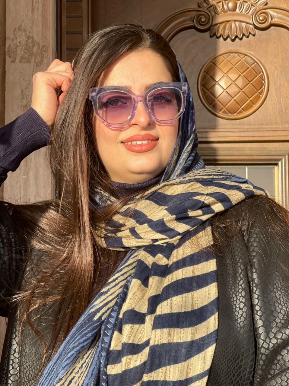 زن ایرانی با عینک آفتابی باربری