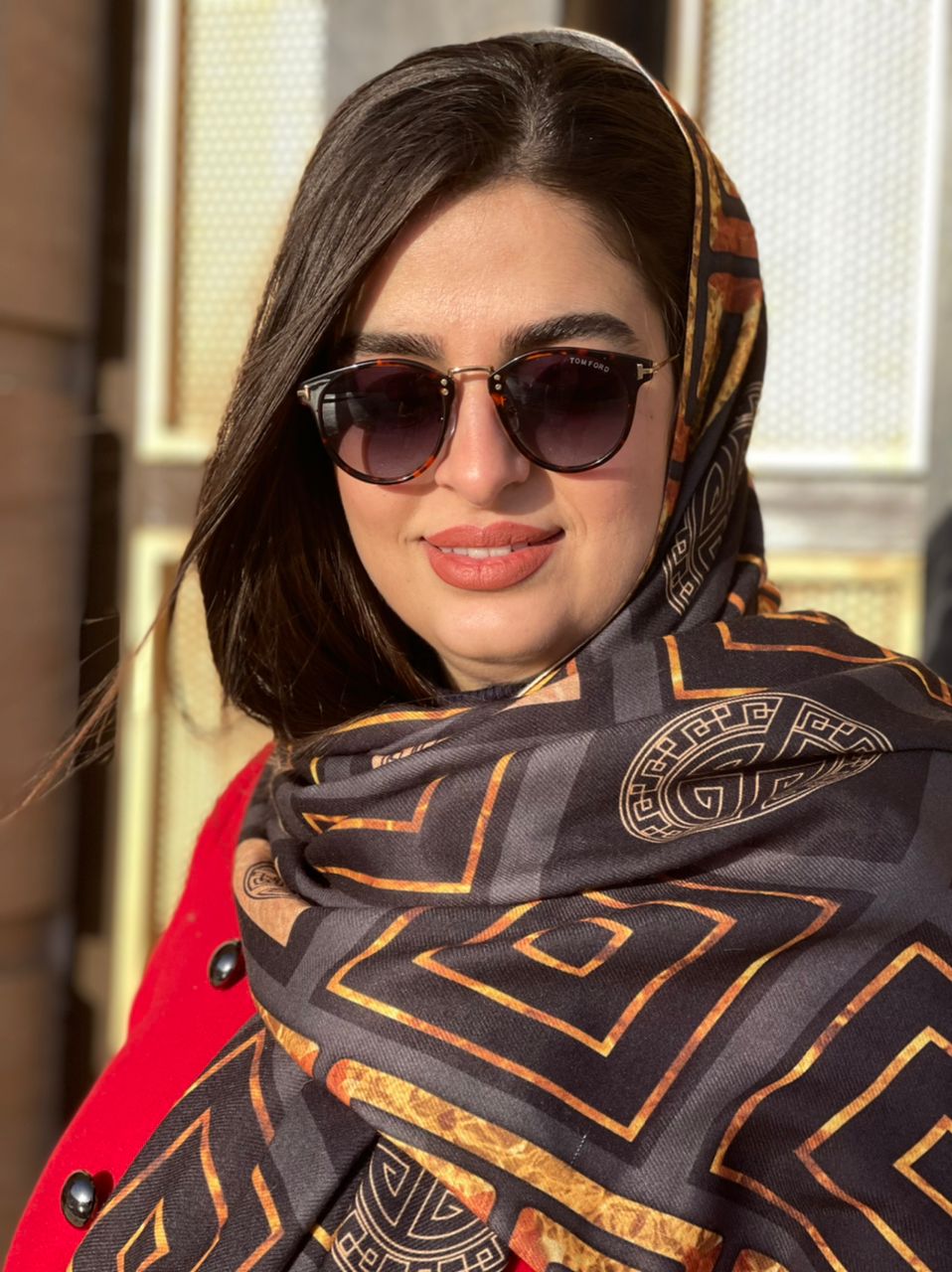خانم ایرانی با عینک آفتابی