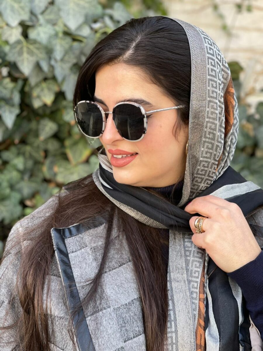 دختر ایرانی با عینک آفتابی
