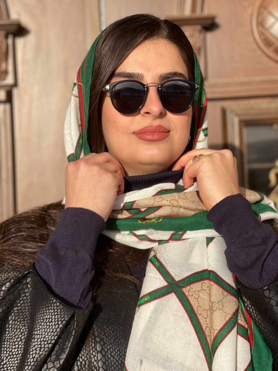 زن ایرانی با عینک آفتابی