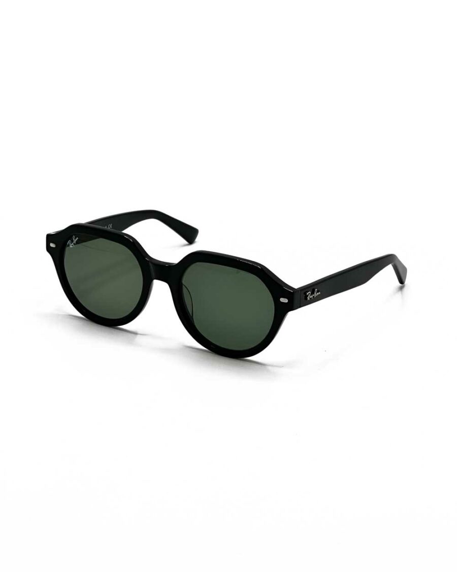 عینک آفتابی برند ریبن مدل 4399 فریم رنگ مشکی و عدسی سبز زاویه 45 درجه سه رخ کامل از جلو