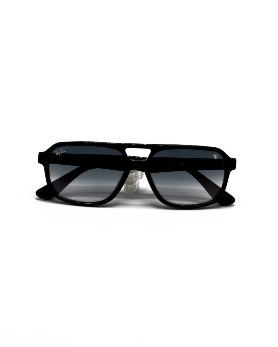 عینک آفتابی برند ریبن مدل فراری 4414 رنگ فریم مشکی و عدسی گرادیانت مشکی زاویه بسته از جلو