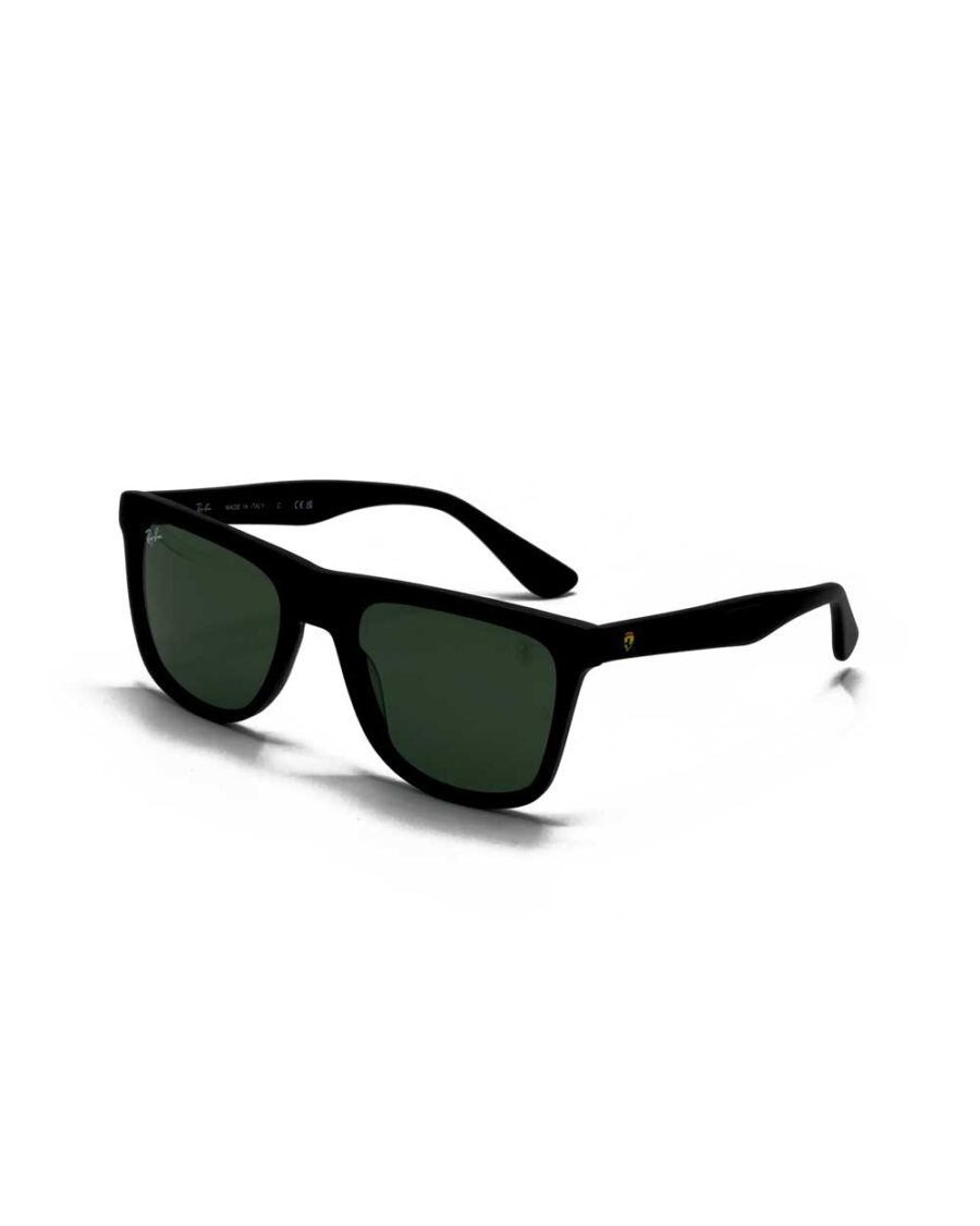 عینک آفتابی برند ریبن مدل فراری 4413 فریم رنگ مشکی و عدسی سبز زاویه 45 درجه سه رخ کامل از جلو