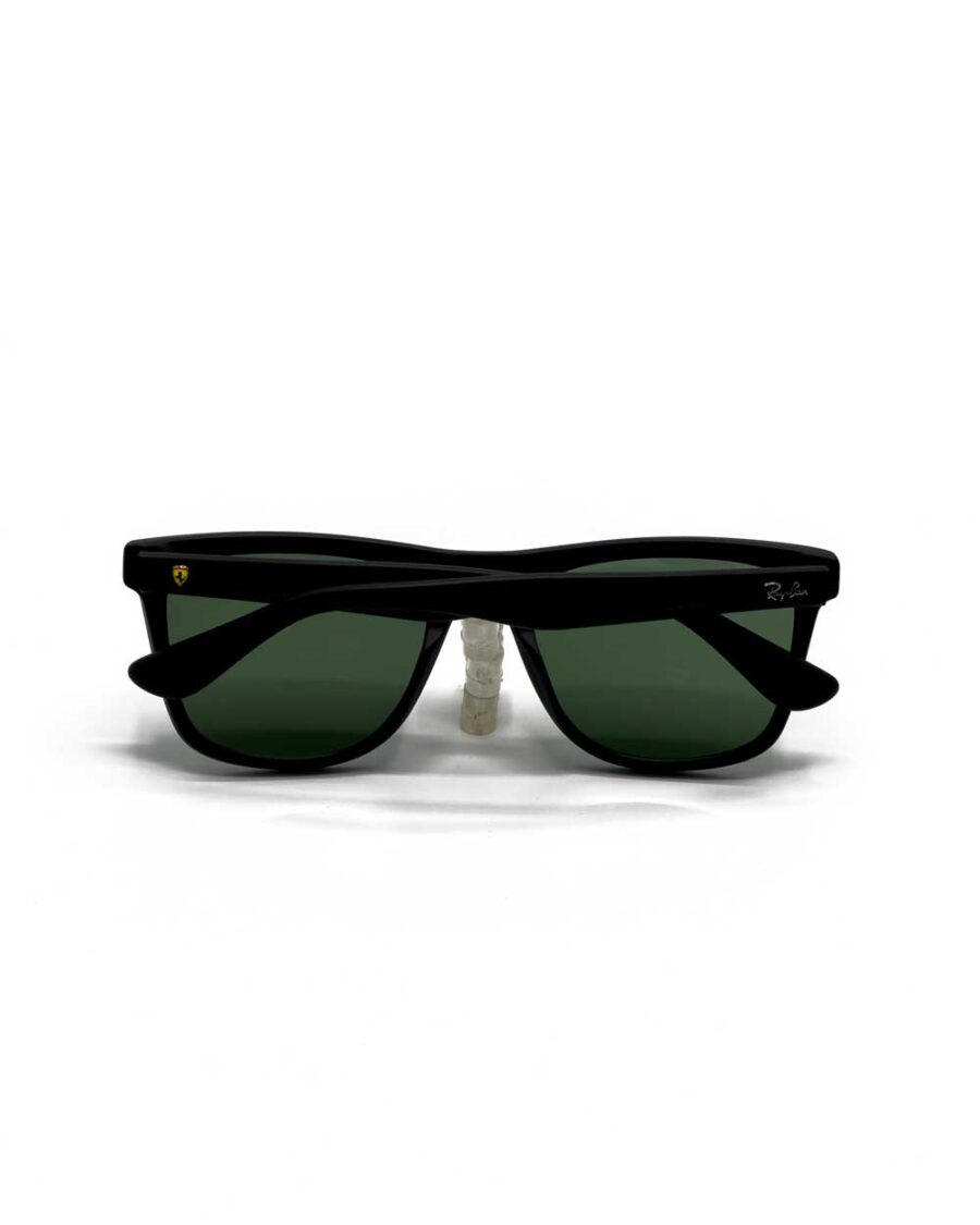 عینک آفتابی برند ریبن مدل فراری 4413 رنگ فریم مشکی مات و عدسی سبز زاویه بسته از پشت