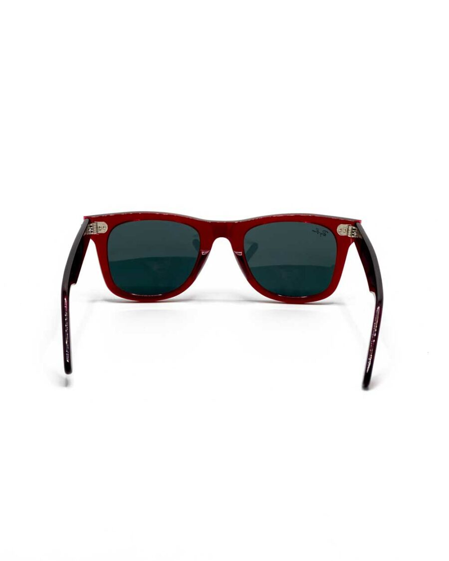 عینک آفتابی برند ریبن مدل 2140 رنگ فریم قرمز و عدسی مشکی زاویه باز از پشت