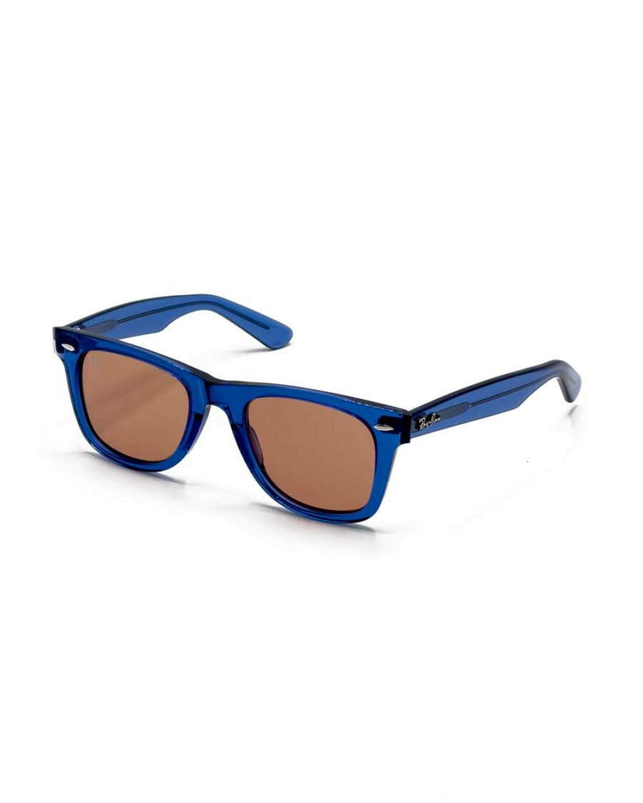 عینک آفتابی برند ریبن مدل 2140 فریم رنگ آبی و عدسی قهوه‌ای زاویه 45 درجه سه رخ کامل از جلو